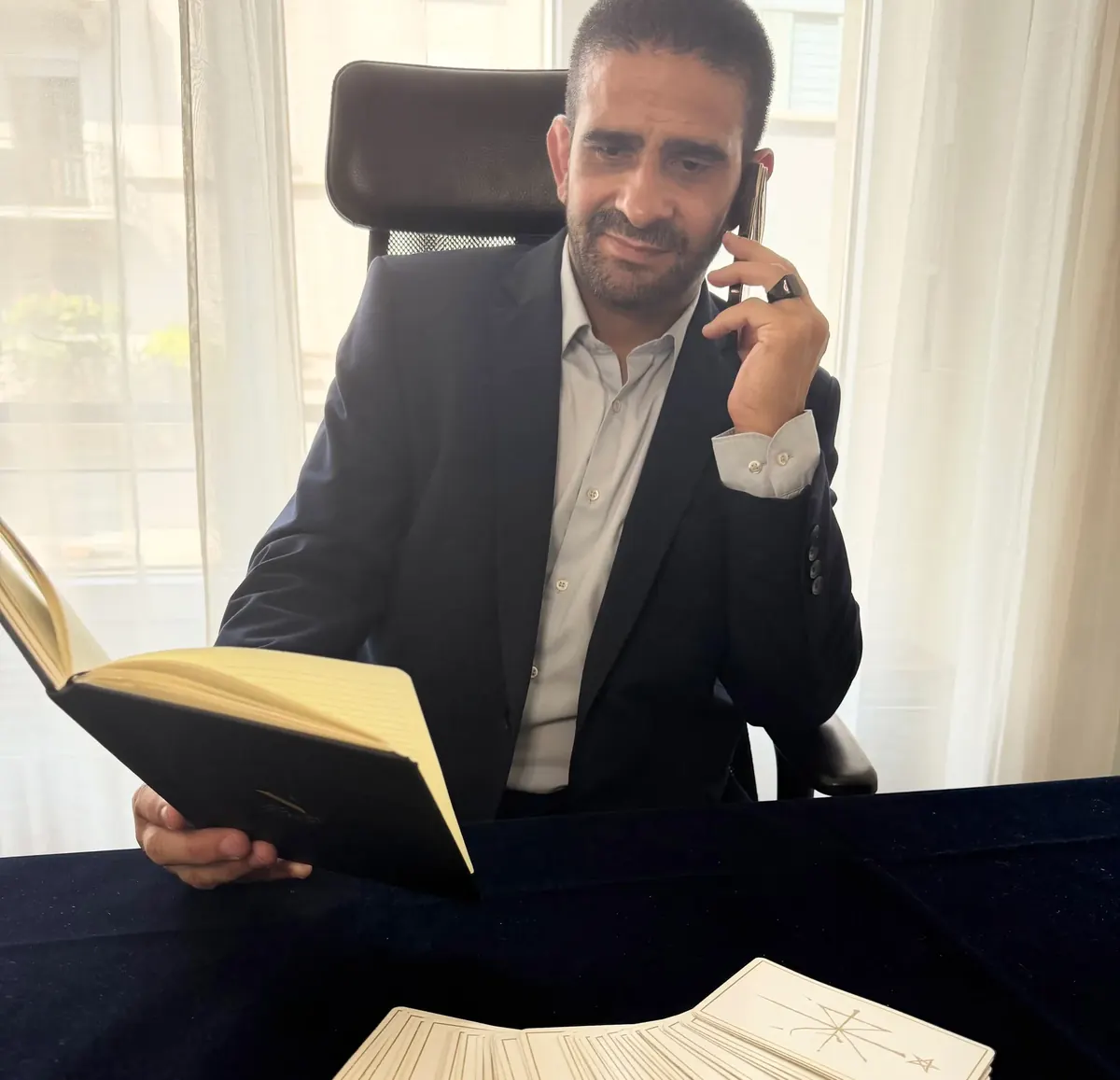 Damien pendant une consultation de voyance par téléphone