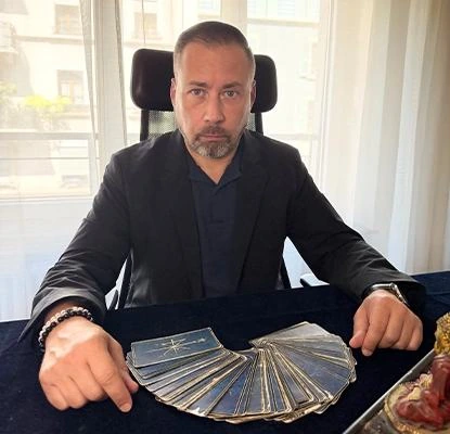 Gabriel lors d’une consultation de voyance avec un jeu de tarot