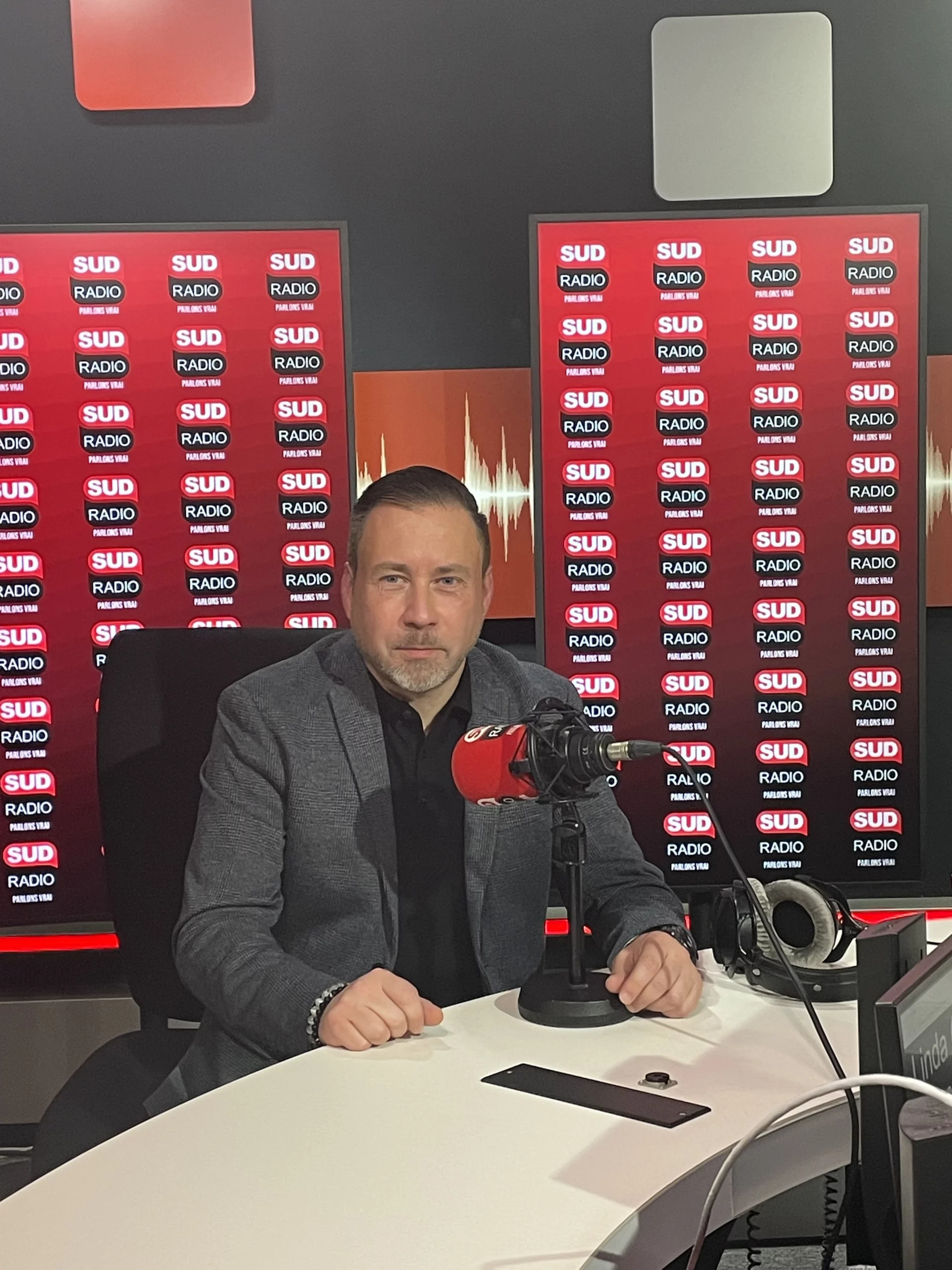 Gabriel — Voyant & Coach Ésotérique, dans les studios de Sud Radio