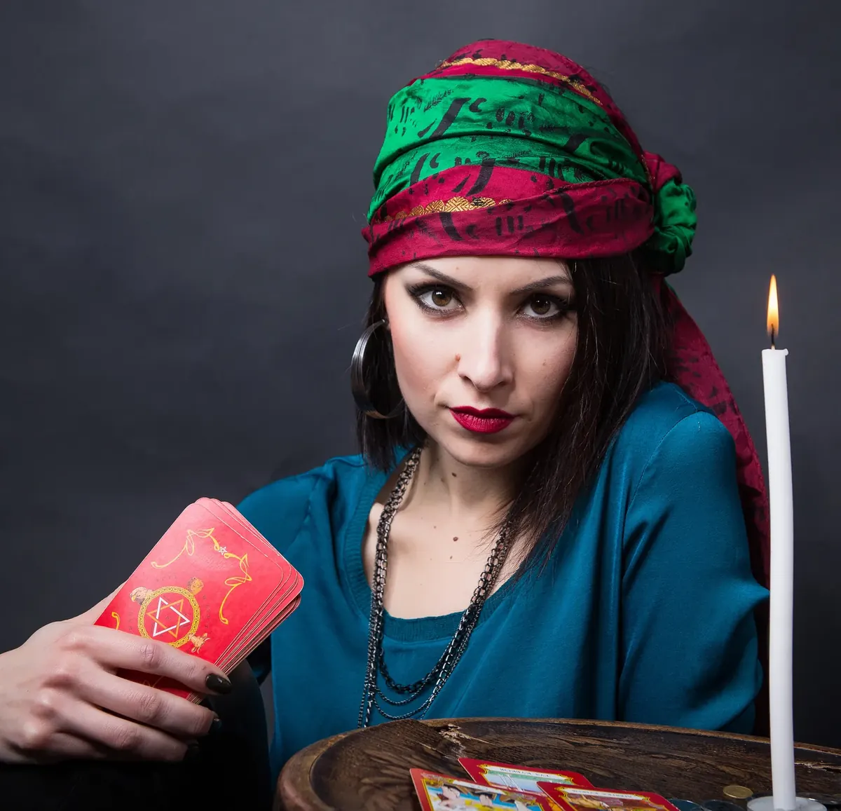 Nina lors d’un tirage de cartes de cartomancie