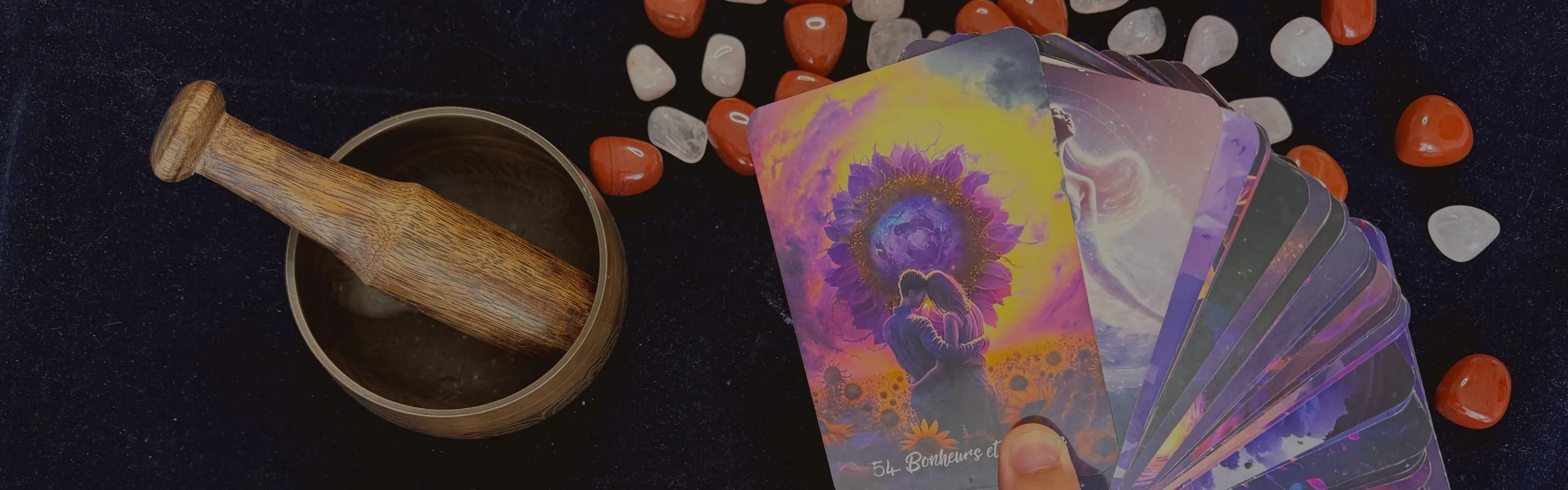 Cartes divinatoires et bol utilisés pour présenter les spécialités de voyance